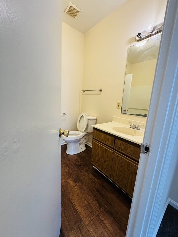 Building Photo - 1323 E 10th St