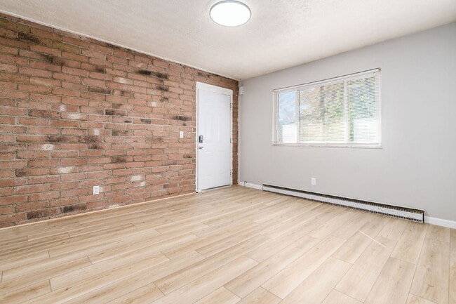 Building Photo - Spacious 2-Bedroom Apartment Near Downtown & German Village
