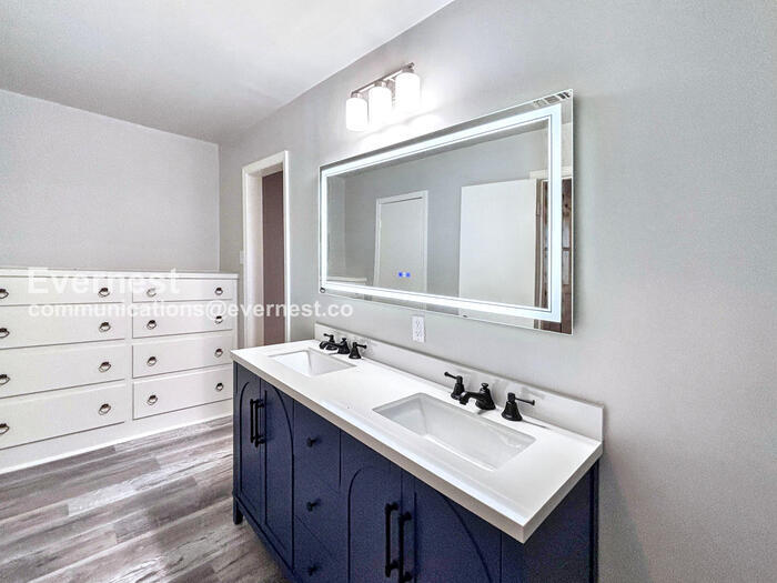 Building Photo - 2101 Lamar Dr