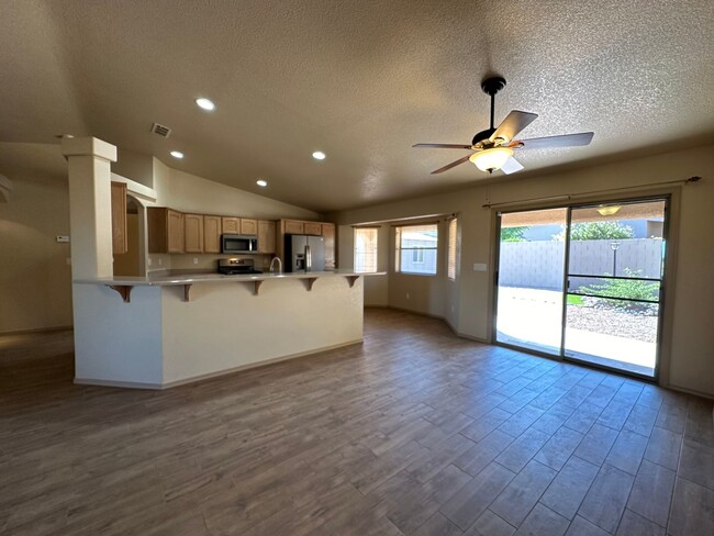 Building Photo - Beautiful 3 bedroom, 3 garage home in Chap...