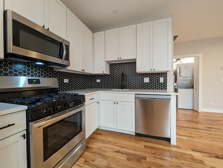 Building Photo - 656 W Wrightwood Ave