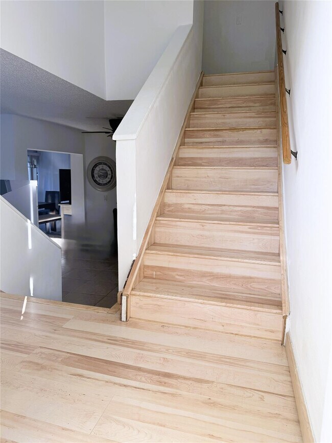 Building Photo - 6671 Via Regina