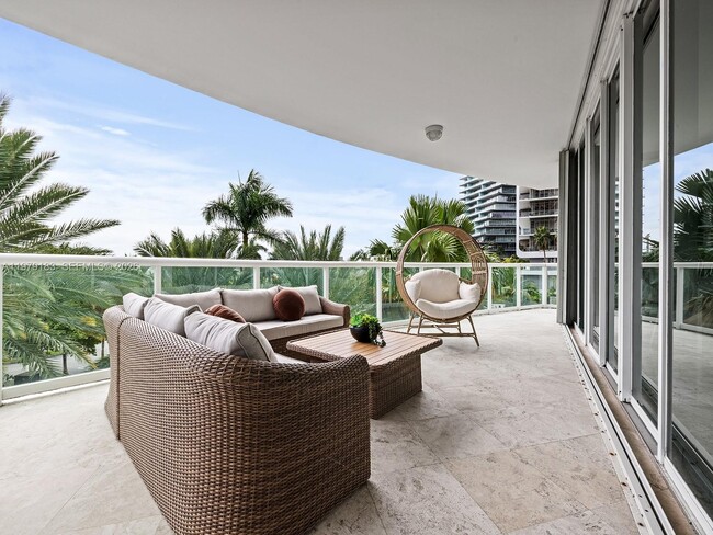 Building Photo - 2645 S Bayshore Dr