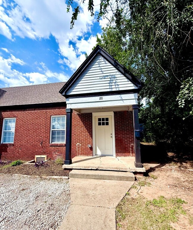 Building Photo - Completely Remodeled 1BD 1BA Duplex Locate...