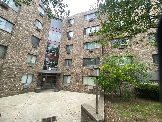Primary Photo - 5306 N Cumberland Ave