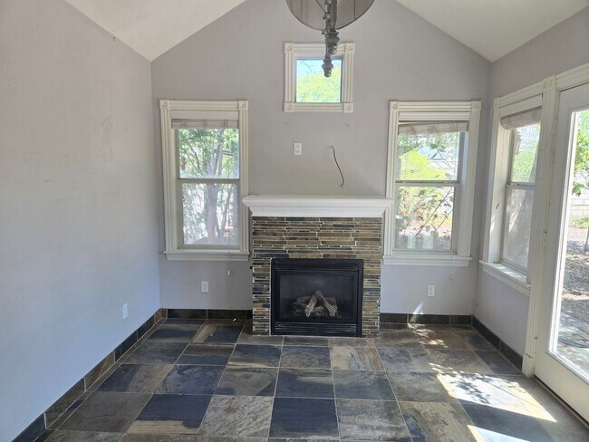 Building Photo - 1406 E Earll Dr