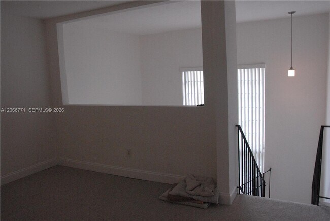 Building Photo - 10907 N Kendall Dr