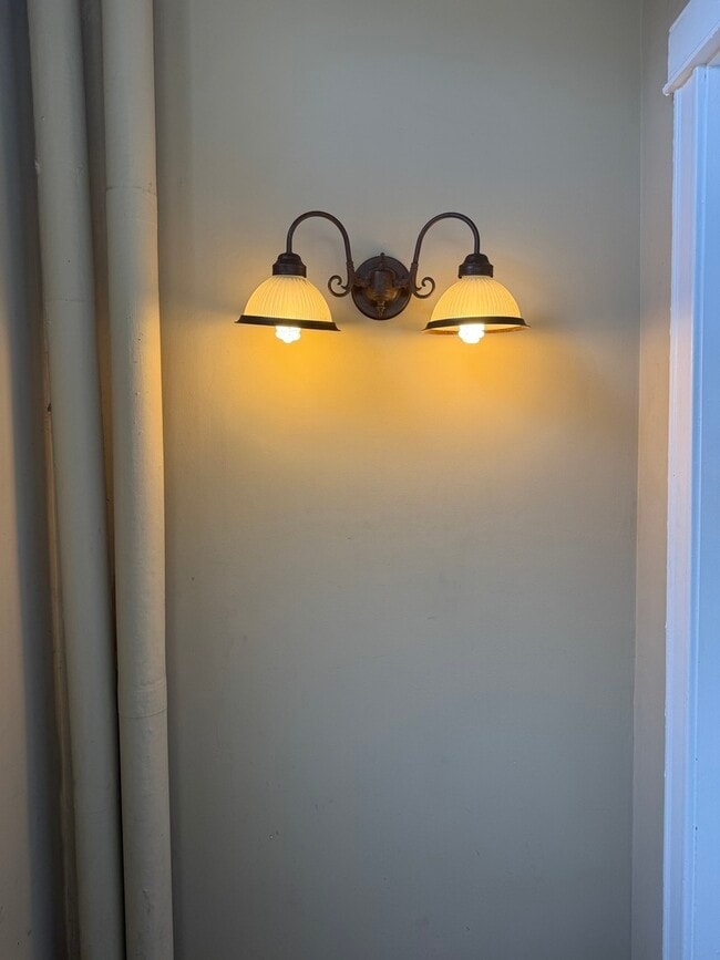 Building Photo - 1006 S Oakley Blvd