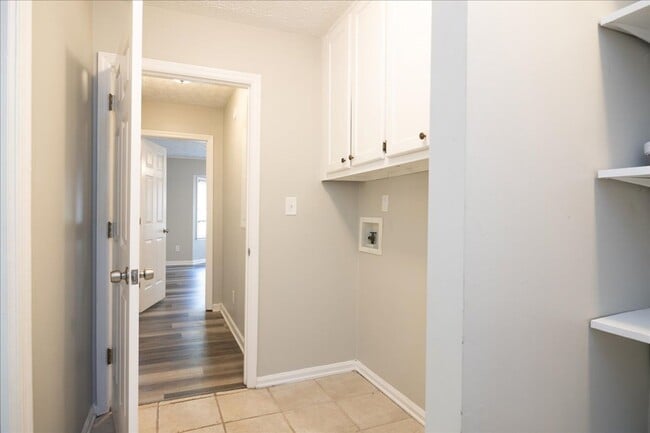 Building Photo - Spacious 3/2 Ranch Home w/ 2 Car Garage in Quiet Neighborhood