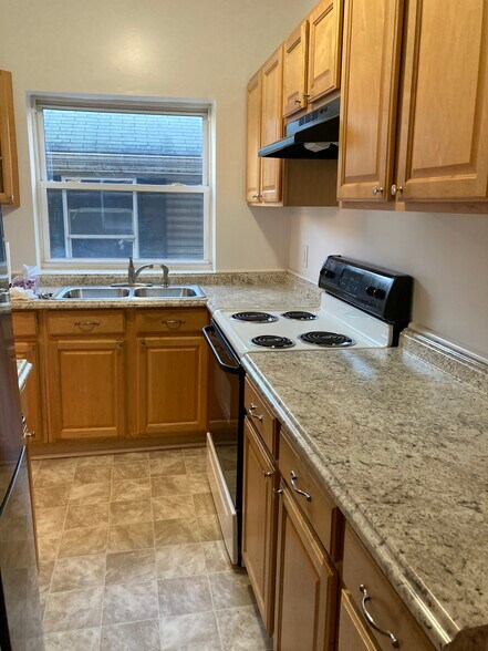 Kitchen - 1824 Elsmere Ave
