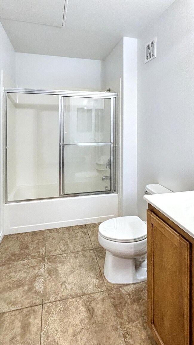 Building Photo - Lovely 2-Bedroom Condo with Convenient Acc...