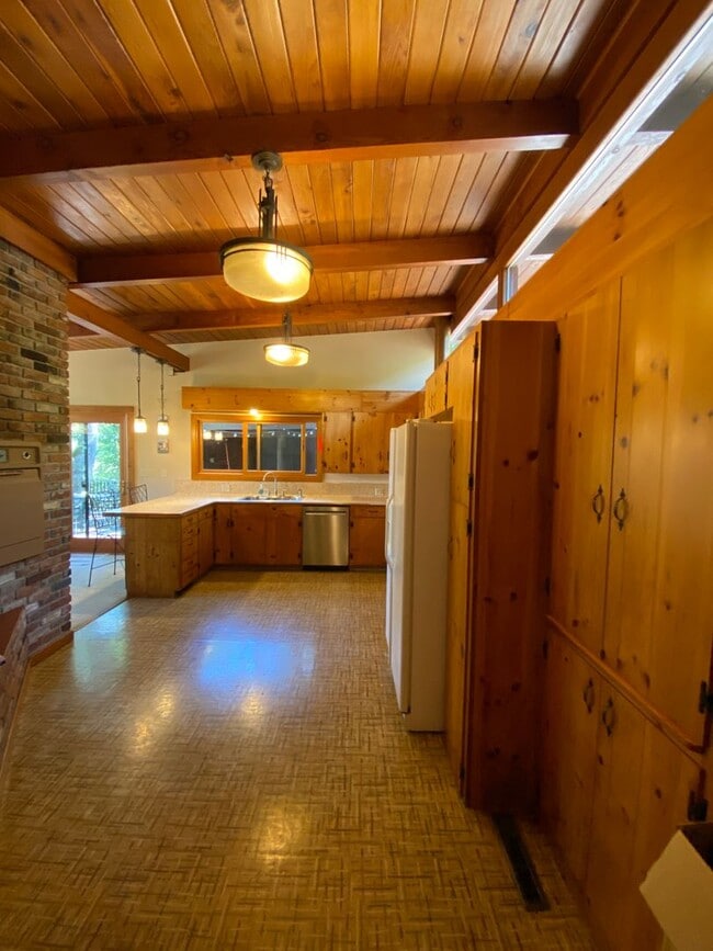 Building Photo - ALL UTILITIES INCLUDED! ~ 3 Bedroom 1 Bath