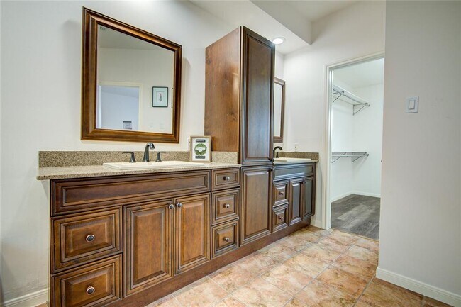 Building Photo - 1810 Oakleaf Cir