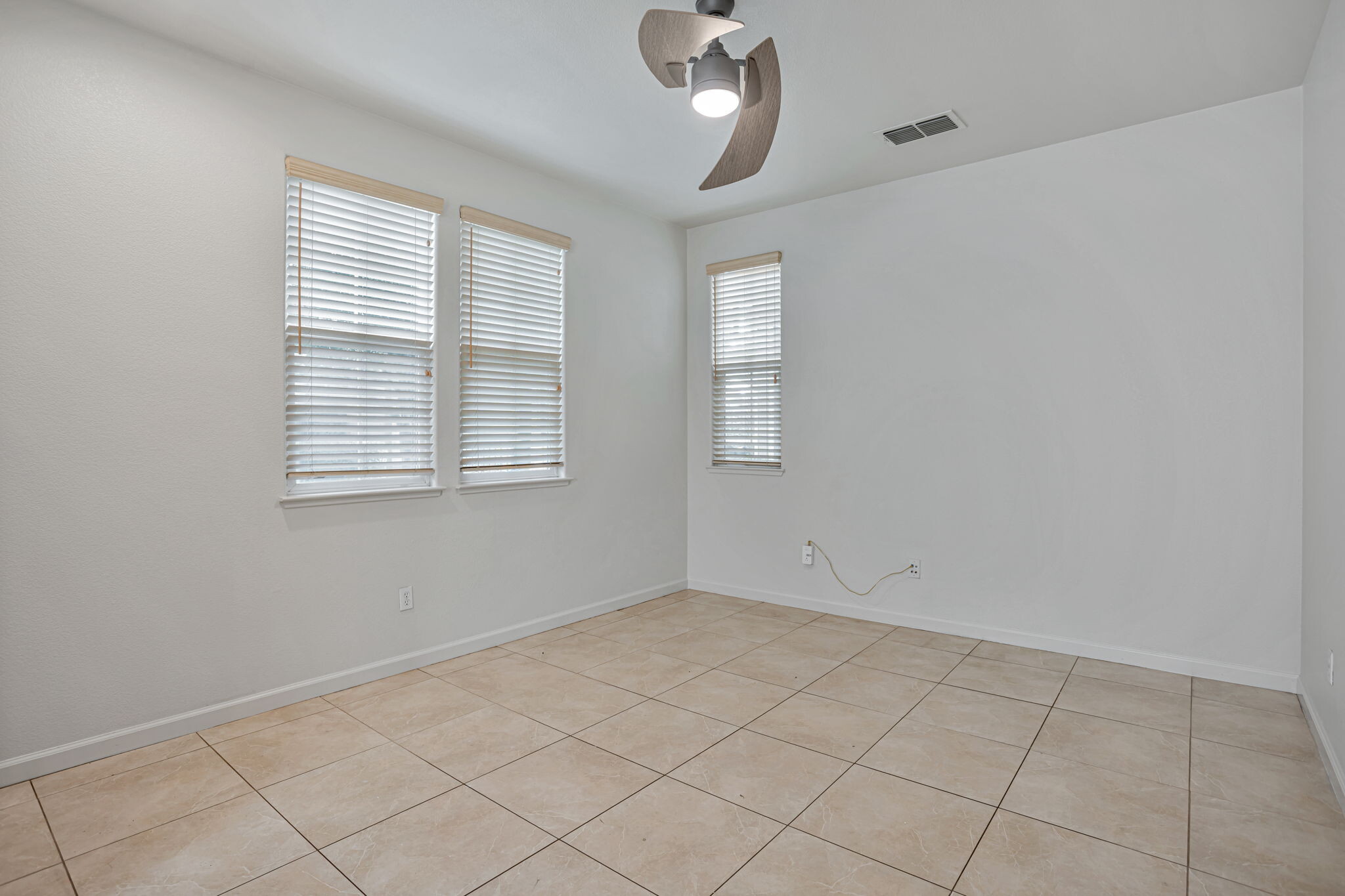 Building Photo - 1658 Glenmore Dr