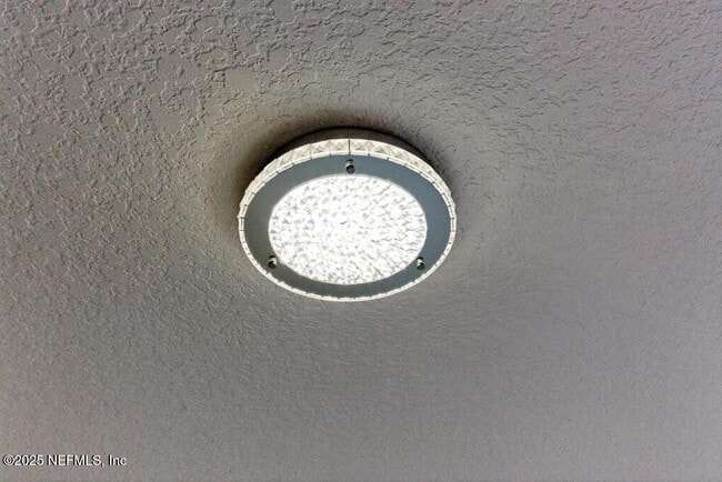 Building Photo - 411 Walnut Dr