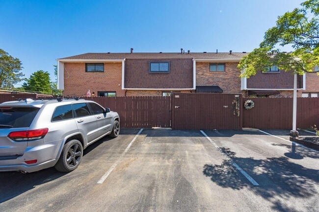 Building Photo - 1865 Willoway Cir N