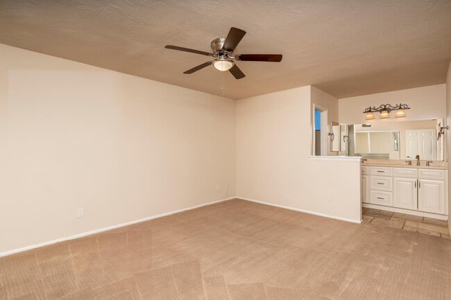 Building Photo - 1656 N Sierra Vista Dr