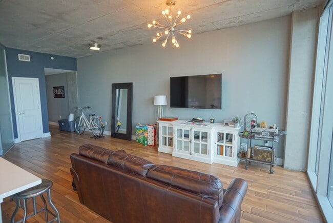 Building Photo - Downtown Tampa Luxury 1BR Condo at Skypoint
