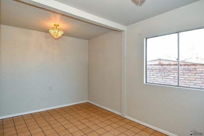 Building Photo - 143 S Sunset Ave