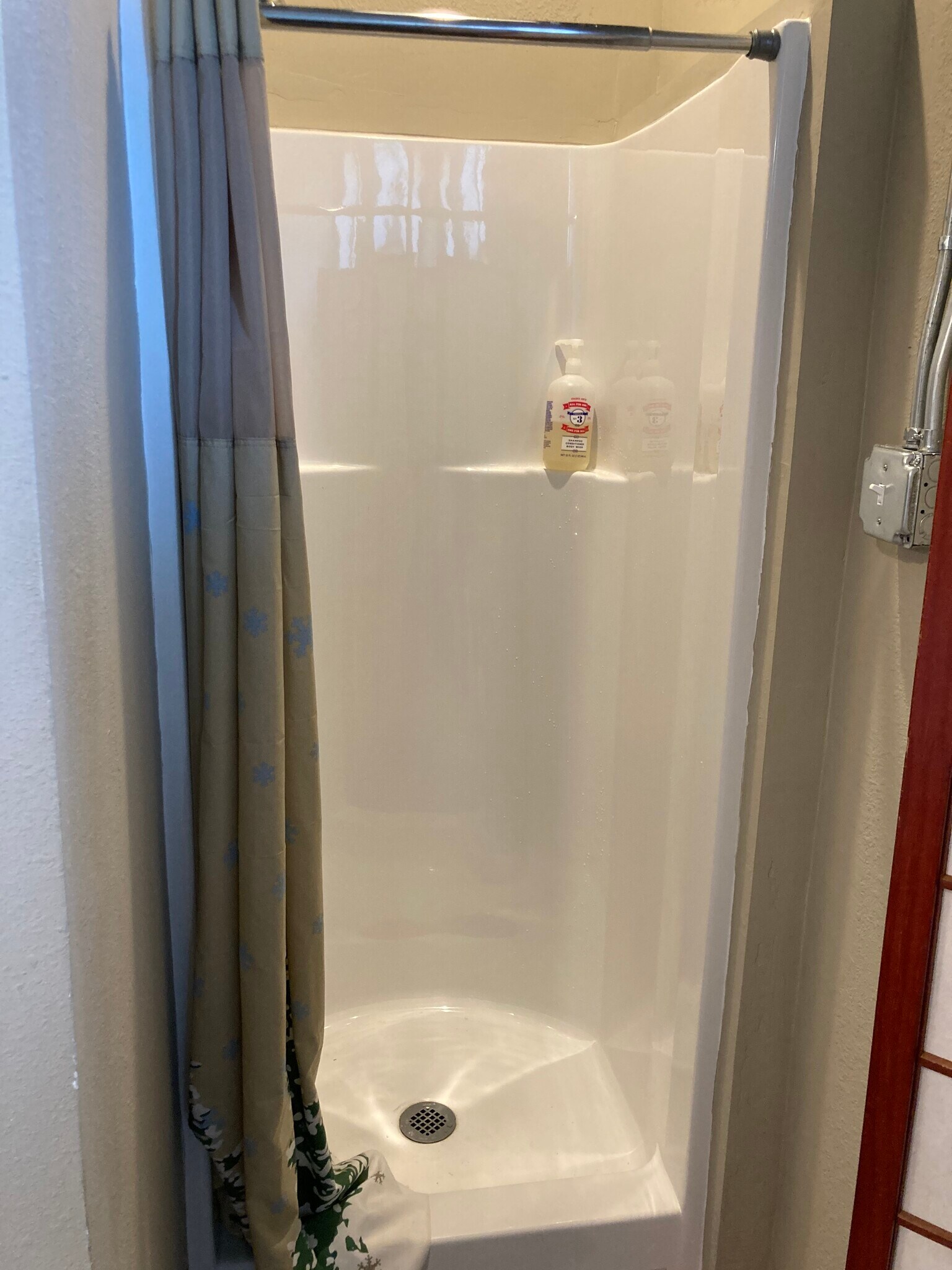Second shower - 302 E Uintah St