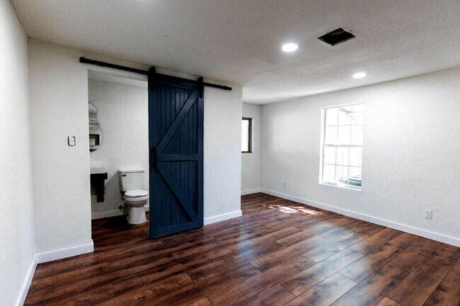 Building Photo - 146 Leroux St