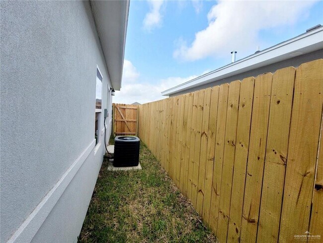 Building Photo - 14 Stauffers St