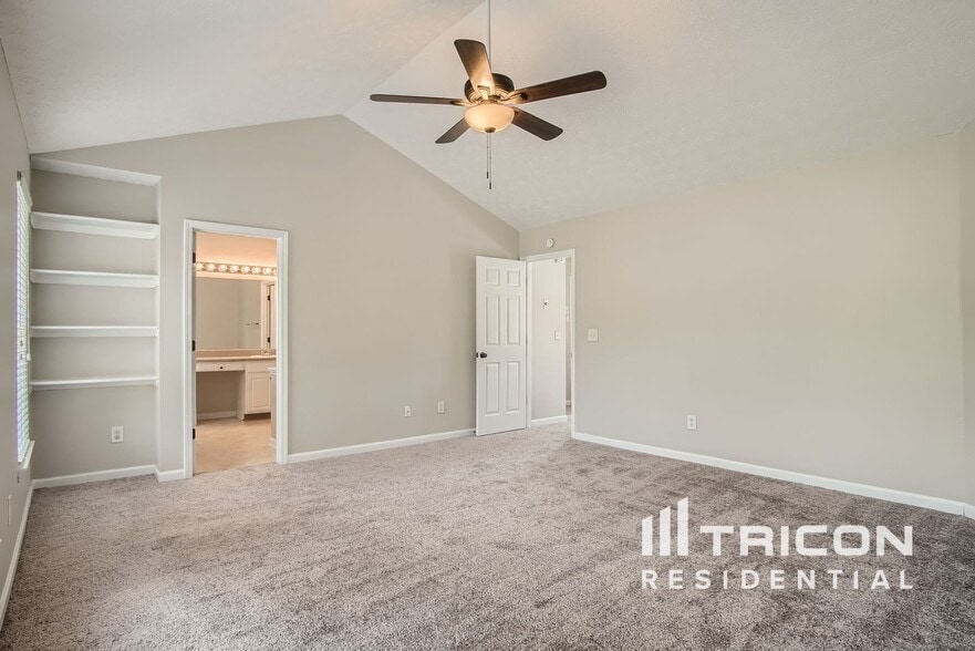 Building Photo - 9582 Lakeview Cir