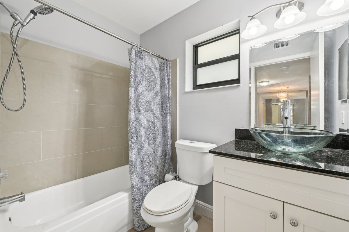 Building Photo - 2613 Carambola Cir N