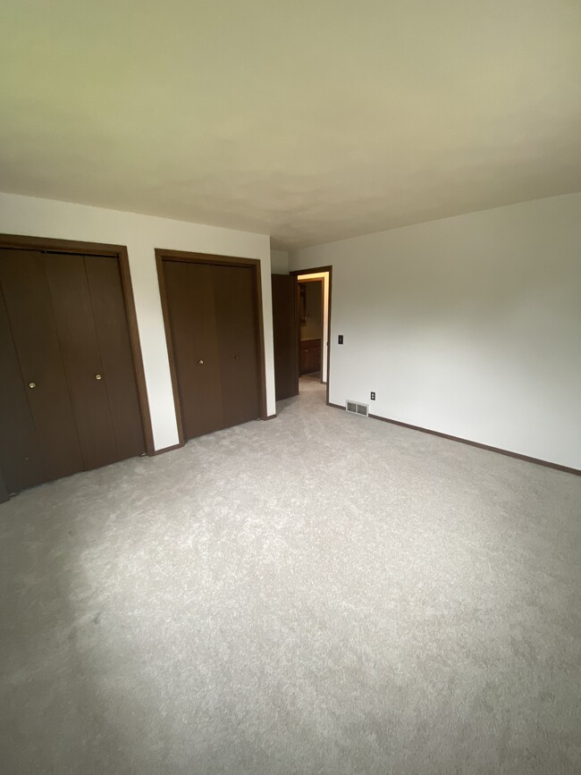 Front bedroom with double closet - 2912 12th St S