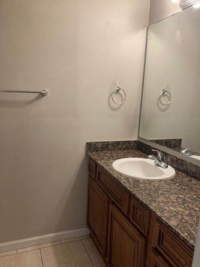 Building Photo - 3 Bedroom Gulfport Townhouse