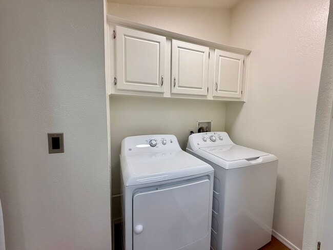 Building Photo - Charming 2-Bedroom Home with Office & Lake...