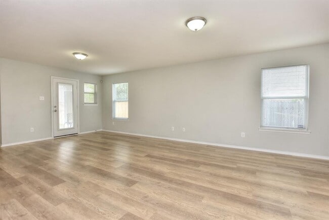 Building Photo - 2206 Weiss Ln