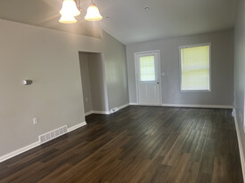 Building Photo - 606 David Ct