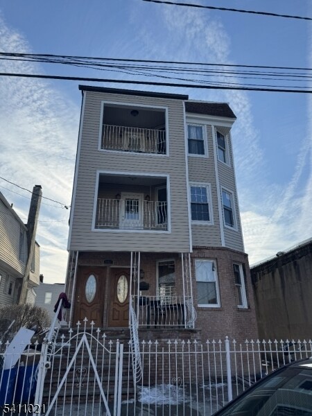 Building Photo - 590 Hawthorne Ave