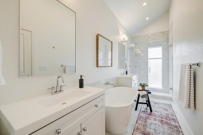 Master bath - 3420 S Grant St