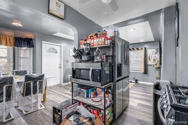 Building Photo - COMING SOON! Welcome to this charming hous...