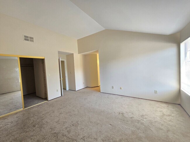 Building Photo - Large 4 bed/2.5 bath home with vaulted cei...