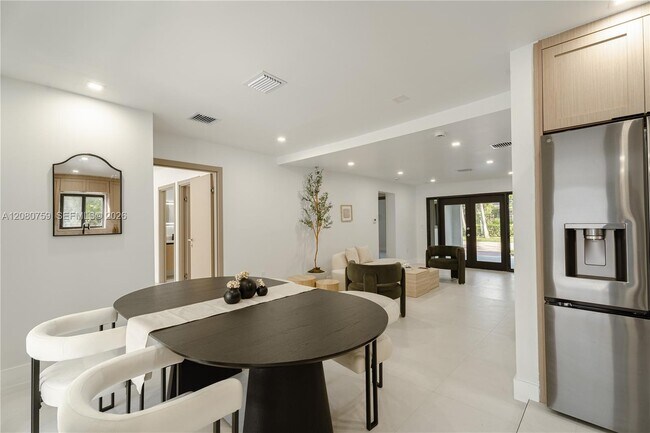 Building Photo - 1221 Biarritz Dr