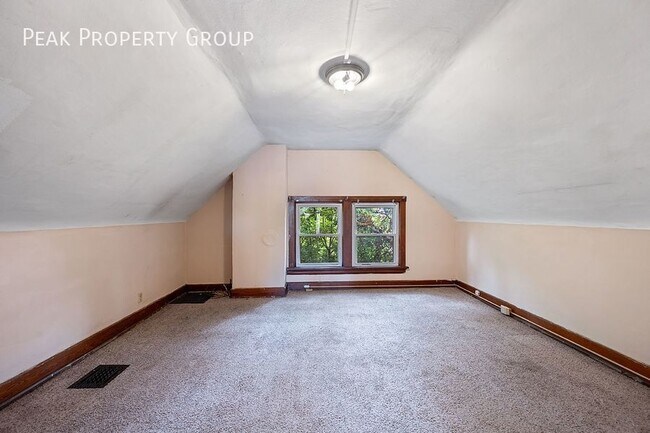 Building Photo - 2354 Stratford Ave