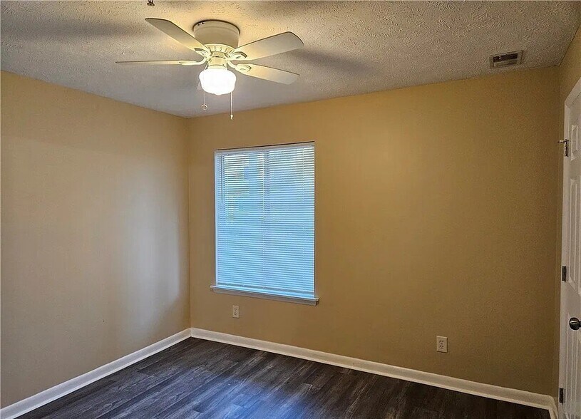 Building Photo - 3375 Galleria Dr
