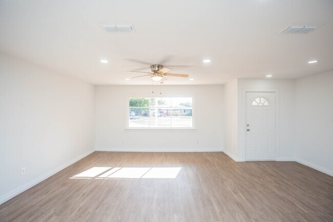 Building Photo - Fully Renovated 3/2/2!