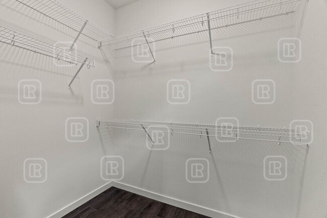 Building Photo - 708 S Crescent Ln