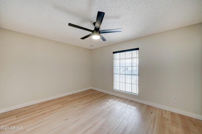 Building Photo - 10144 W Cheryl Dr