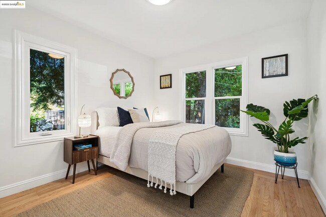 Building Photo - Berkeley Hills Beauty with Bay Views & Ele...