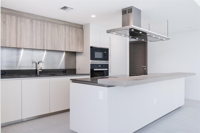 Building Photo - 1000 Brickell Plz