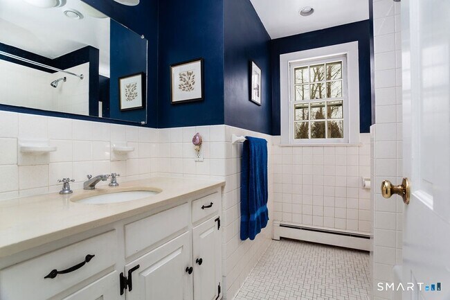 Building Photo - 5 Tall Trees Dr