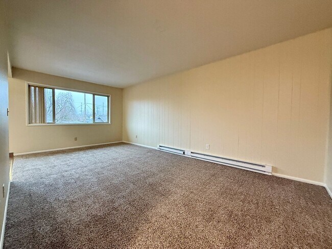 Building Photo - Vintage Upstairs 2 Bedroom With Patio In Hollywood District ~ Near It All! Off Street Parking~ Pe...