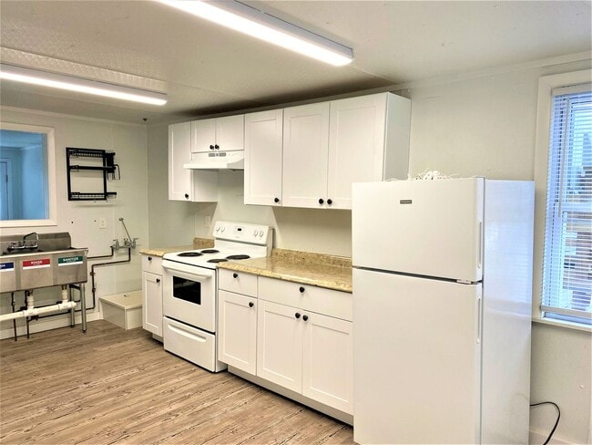 Building Photo - ****Warwick/Oakland Beach – Waterfront Single Family Home - $1,750****