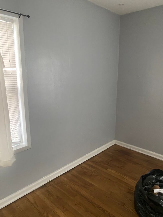 Building Photo - 2 bedroom 1 bath house  with fenced in yard available soon!