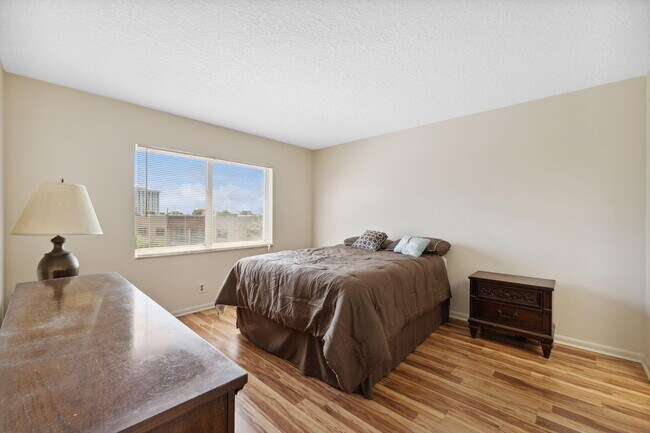 Building Photo - 1638 Embassy Dr
